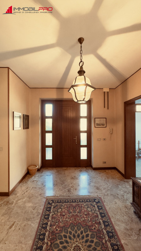 Fantastica villa singola di oltre 480 m² su un lotto di circa 2.000 m² in posizione tranquilla a ...