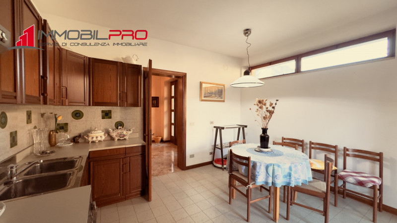 Fantastica villa singola di oltre 480 m² su un lotto di circa 2.000 m² in posizione tranquilla a ...