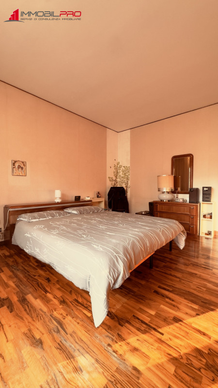 Fantastica villa singola di oltre 480 m² su un lotto di circa 2.000 m² in posizione tranquilla a ...