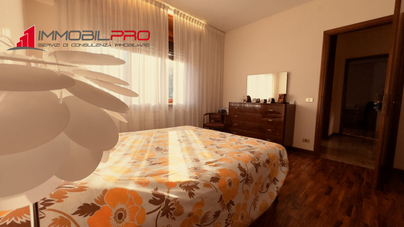 Fantastica villa singola di oltre 480 m² su un lotto di circa 2.000 m² in posizione tranquilla a ...