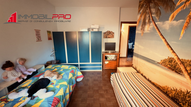 Fantastica villa singola di oltre 480 m² su un lotto di circa 2.000 m² in posizione tranquilla a ...