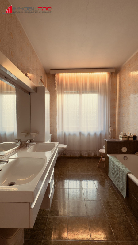 Fantastica villa singola di oltre 480 m² su un lotto di circa 2.000 m² in posizione tranquilla a ...