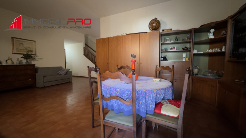 Fantastica villa singola di oltre 480 m² su un lotto di circa 2.000 m² in posizione tranquilla a ...