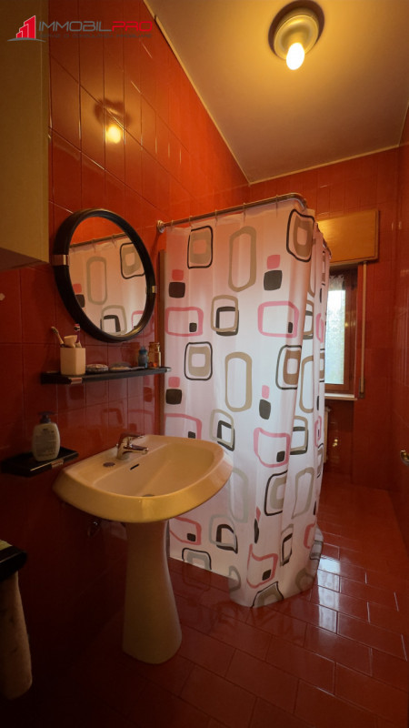 Fantastica villa singola di oltre 480 m² su un lotto di circa 2.000 m² in posizione tranquilla a ...