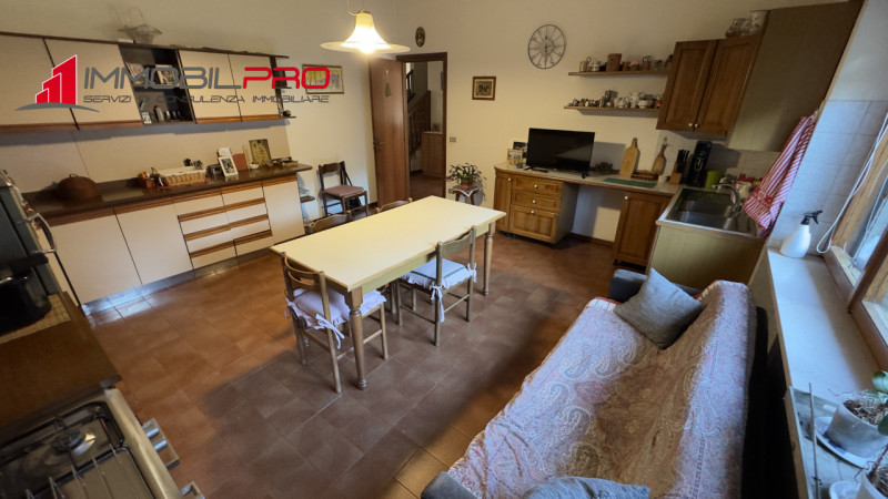 Fantastica villa singola di oltre 480 m² su un lotto di circa 2.000 m² in posizione tranquilla a ...