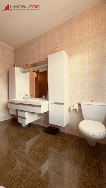 Fantastica villa singola di oltre 480 m² su un lotto di circa 2.000 m² in posizione tranquilla a ...