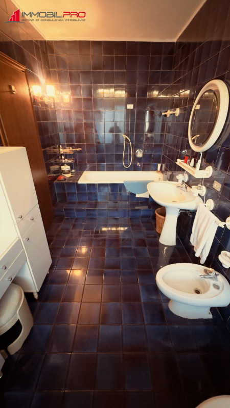 Fantastica villa singola di oltre 480 m² su un lotto di circa 2.000 m² in posizione tranquilla a ...