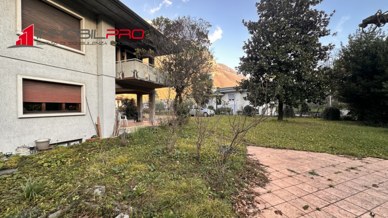 Fantastica villa singola di oltre 480 m² su un lotto di circa 2.000 m² in posizione tranquilla a ...