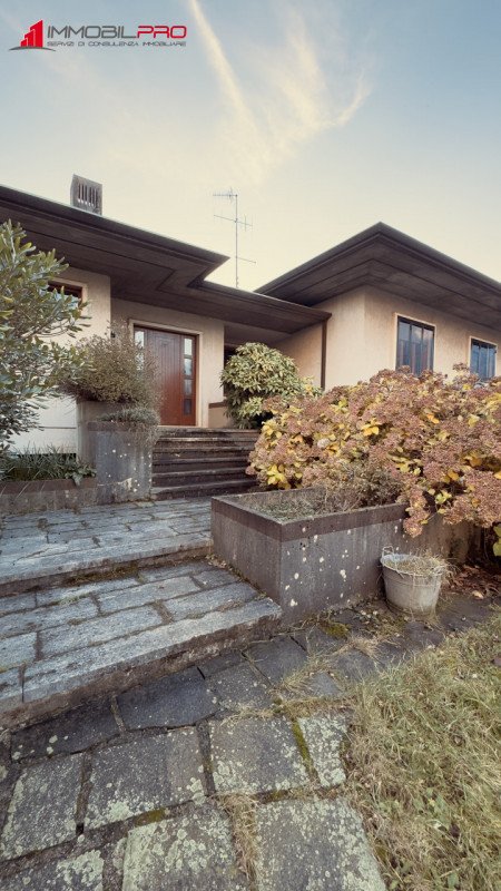 Fantastica villa singola di oltre 480 m² su un lotto di circa 2.000 m² in posizione tranquilla a ...