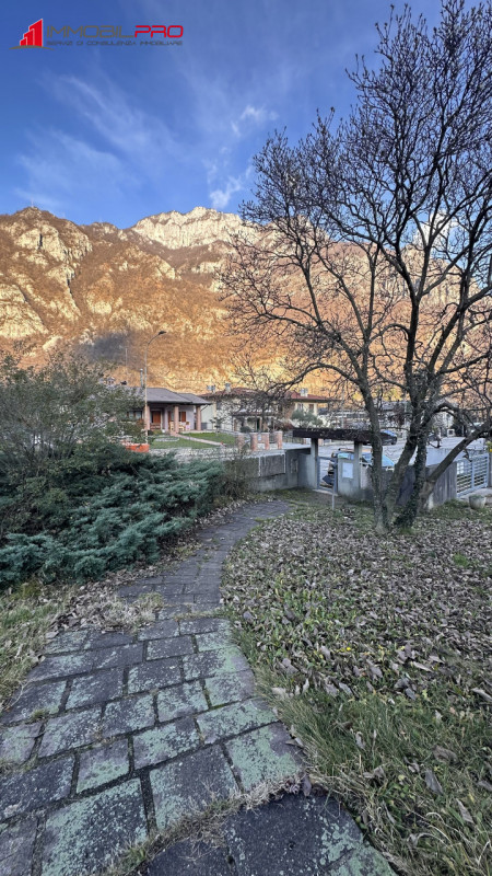 Fantastica villa singola di oltre 480 m² su un lotto di circa 2.000 m² in posizione tranquilla a ...