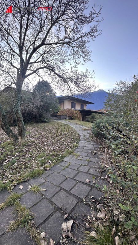 Fantastica villa singola di oltre 480 m² su un lotto di circa 2.000 m² in posizione tranquilla a ...