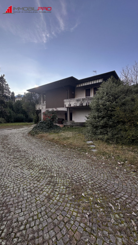 Fantastica villa singola di oltre 480 m² su un lotto di circa 2.000 m² in posizione tranquilla a ...