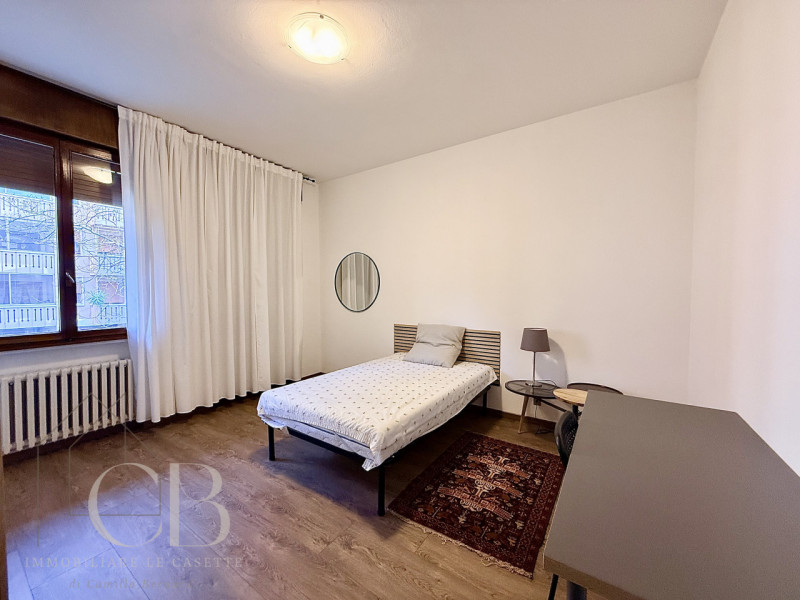 Si affittano 3 stanze matrimoniali ad uso singolo all’interno di una villa bifamiliare, situata n...