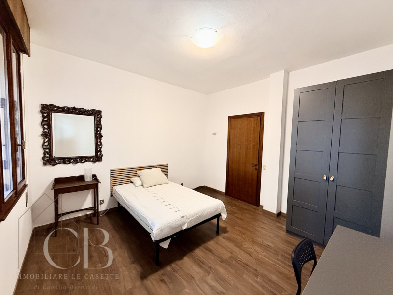 Si affittano 3 stanze matrimoniali ad uso singolo all’interno di una villa bifamiliare, situata n...