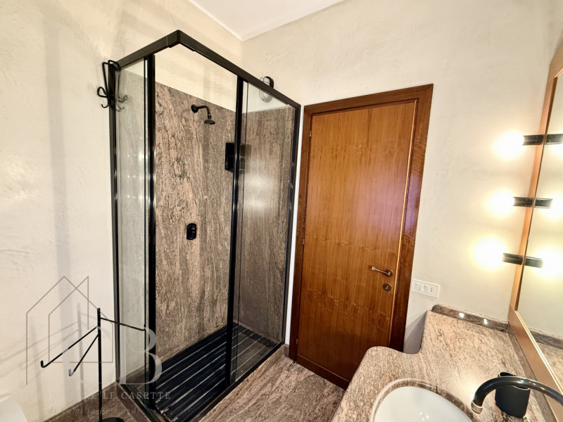 Si affittano 3 stanze matrimoniali ad uso singolo all’interno di una villa bifamiliare, situata n...