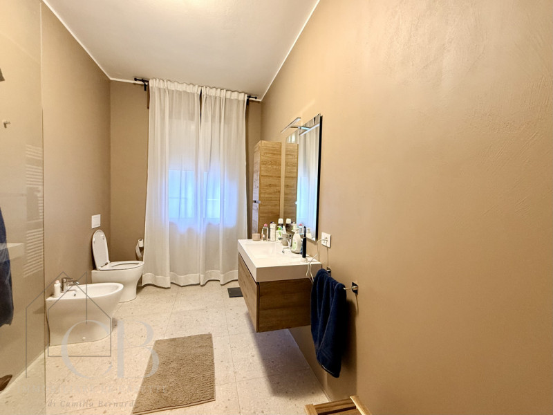 Si affittano 3 stanze matrimoniali ad uso singolo all’interno di una villa bifamiliare, situata n...