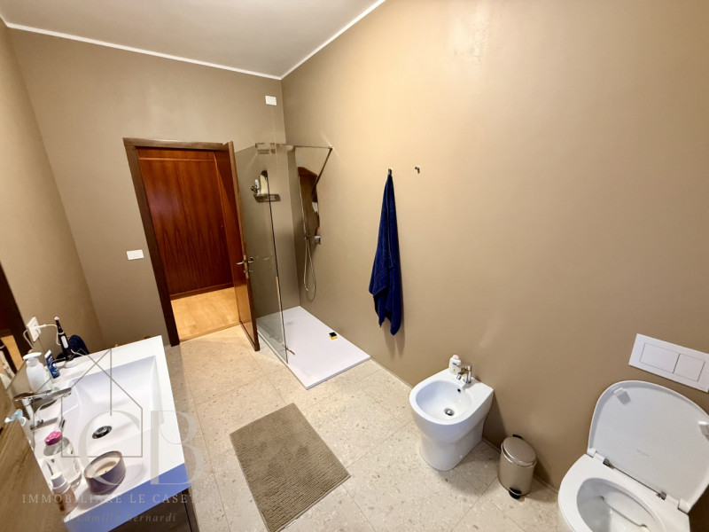 Si affittano 3 stanze matrimoniali ad uso singolo all’interno di una villa bifamiliare, situata n...