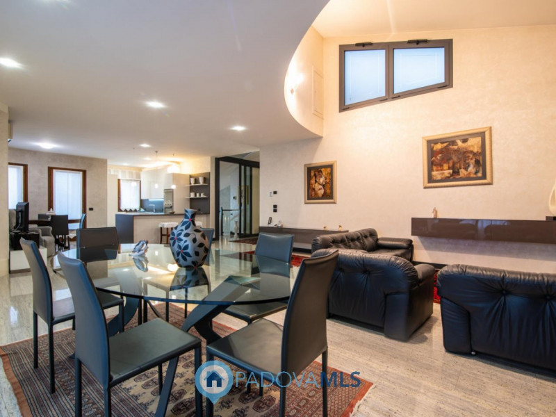 Immobile in esclusiva al Gruppo Padova MLS
In tranquillo quartiere residenziale, villa singola di...