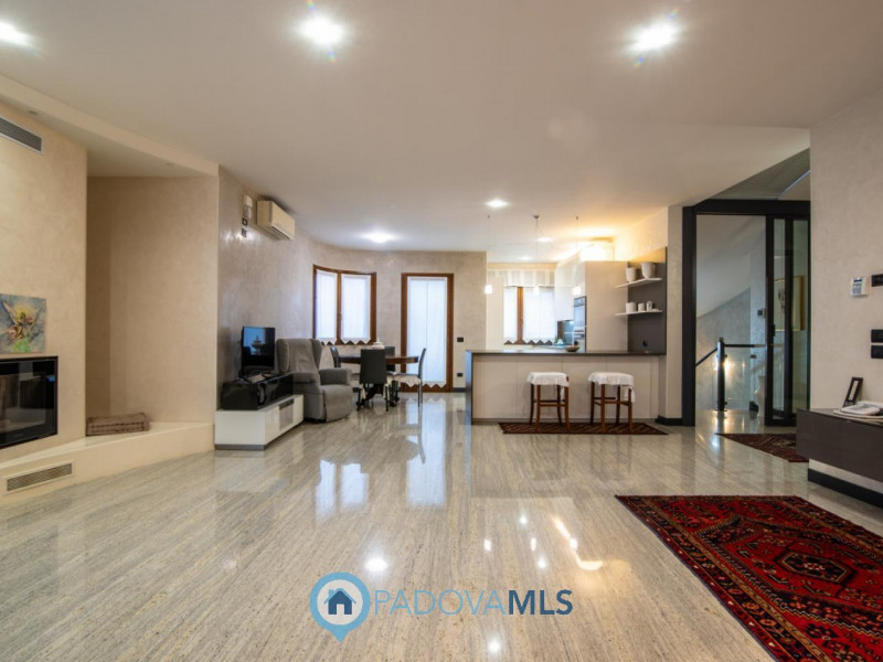 Immobile in esclusiva al Gruppo Padova MLS
In tranquillo quartiere residenziale, villa singola di...