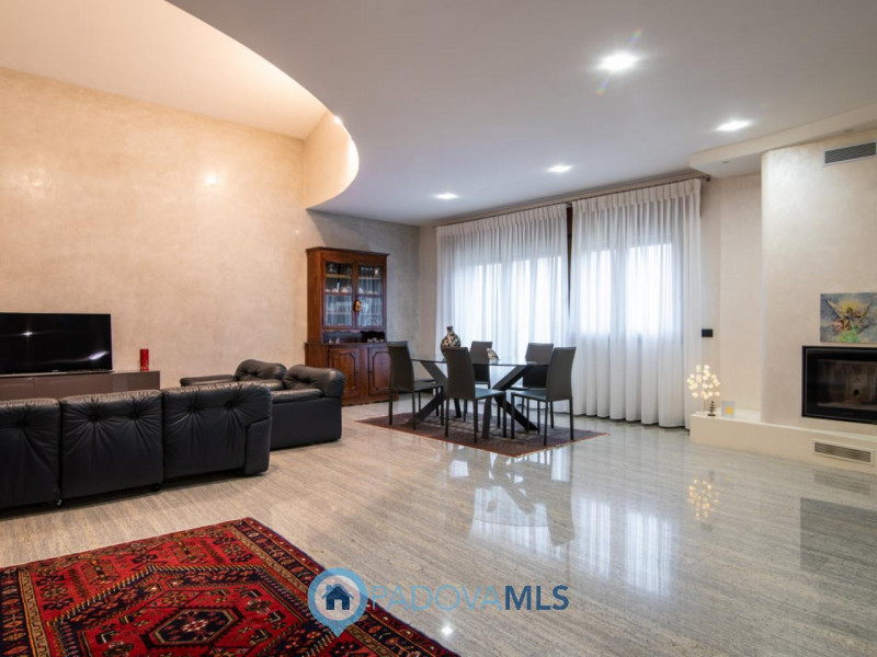 Immobile in esclusiva al Gruppo Padova MLS
In tranquillo quartiere residenziale, villa singola di...