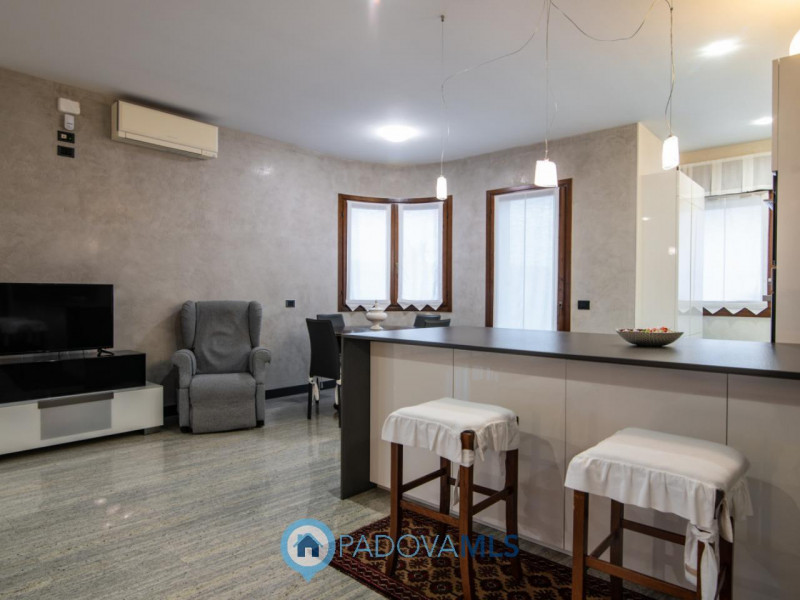 Immobile in esclusiva al Gruppo Padova MLS
In tranquillo quartiere residenziale, villa singola di...