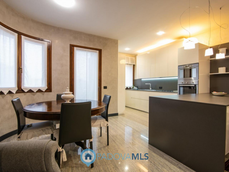 Immobile in esclusiva al Gruppo Padova MLS
In tranquillo quartiere residenziale, villa singola di...