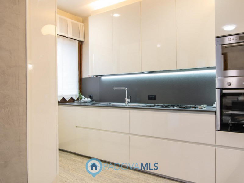 Immobile in esclusiva al Gruppo Padova MLS
In tranquillo quartiere residenziale, villa singola di...