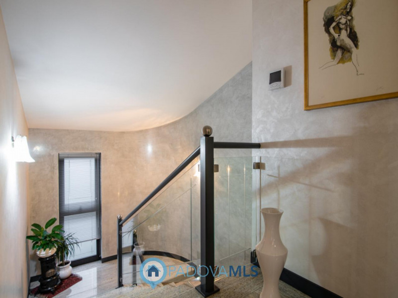 Immobile in esclusiva al Gruppo Padova MLS
In tranquillo quartiere residenziale, villa singola di...