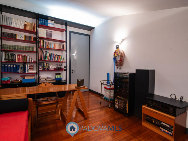 Immobile in esclusiva al Gruppo Padova MLS
In tranquillo quartiere residenziale, villa singola di...