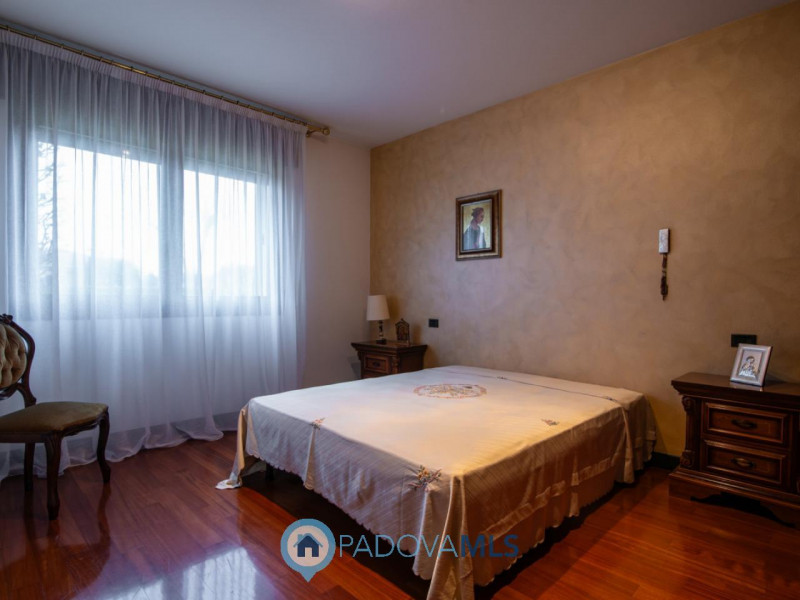 Immobile in esclusiva al Gruppo Padova MLS
In tranquillo quartiere residenziale, villa singola di...
