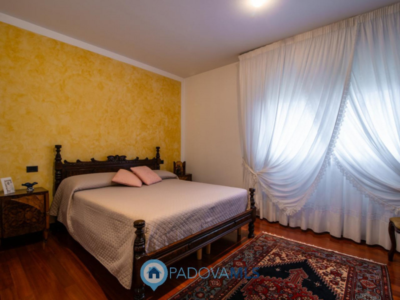 Immobile in esclusiva al Gruppo Padova MLS
In tranquillo quartiere residenziale, villa singola di...