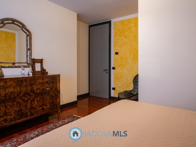 Immobile in esclusiva al Gruppo Padova MLS
In tranquillo quartiere residenziale, villa singola di...