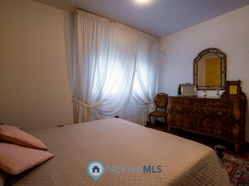 Immobile in esclusiva al Gruppo Padova MLS
In tranquillo quartiere residenziale, villa singola di...