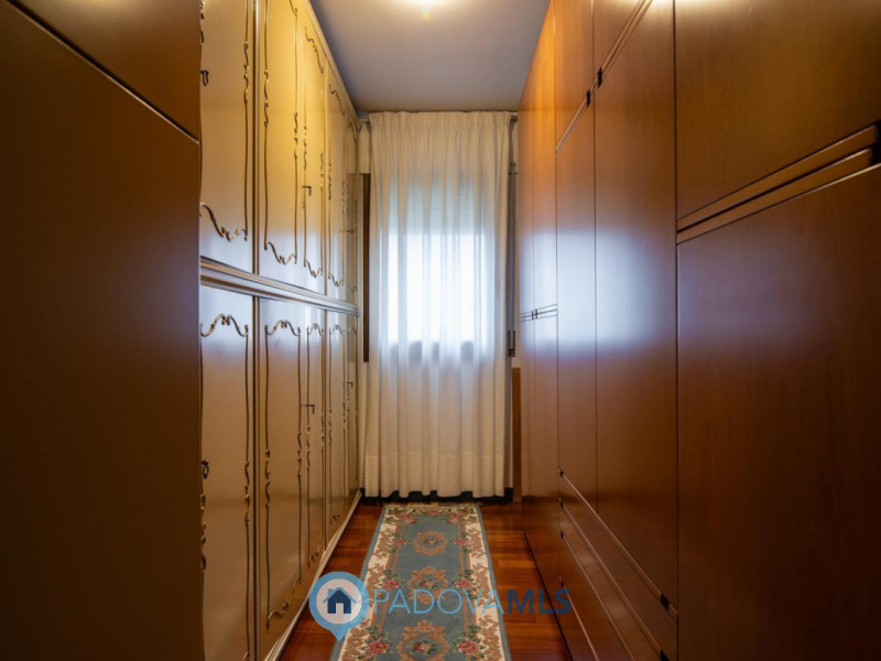 Immobile in esclusiva al Gruppo Padova MLS
In tranquillo quartiere residenziale, villa singola di...