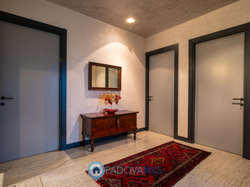 Immobile in esclusiva al Gruppo Padova MLS
In tranquillo quartiere residenziale, villa singola di...