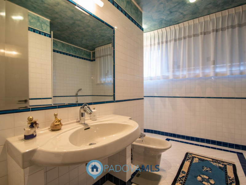 Immobile in esclusiva al Gruppo Padova MLS
In tranquillo quartiere residenziale, villa singola di...