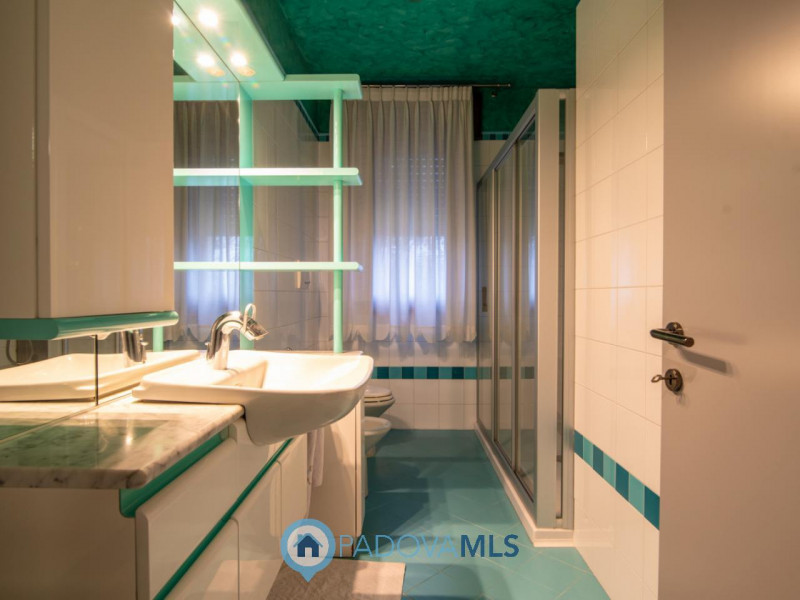 Immobile in esclusiva al Gruppo Padova MLS
In tranquillo quartiere residenziale, villa singola di...