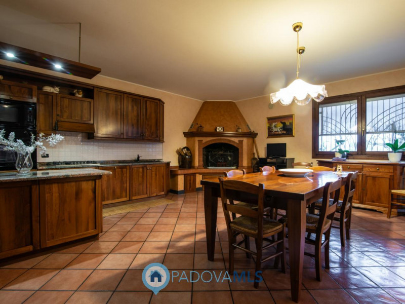 Immobile in esclusiva al Gruppo Padova MLS
In tranquillo quartiere residenziale, villa singola di...