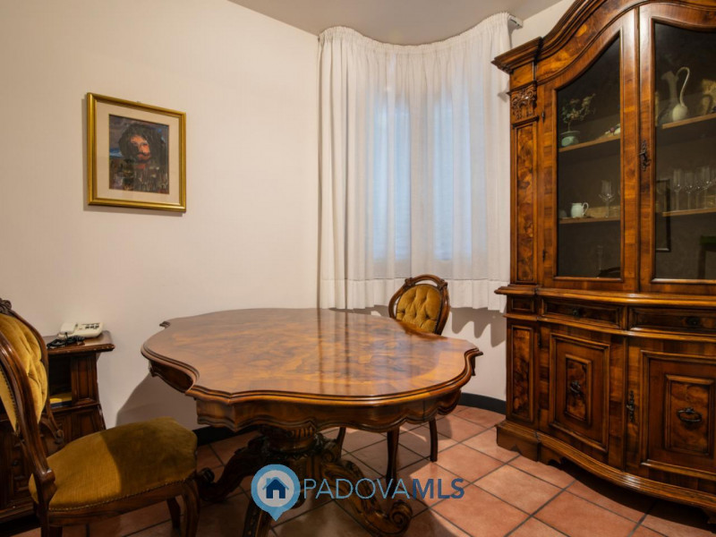 Immobile in esclusiva al Gruppo Padova MLS
In tranquillo quartiere residenziale, villa singola di...
