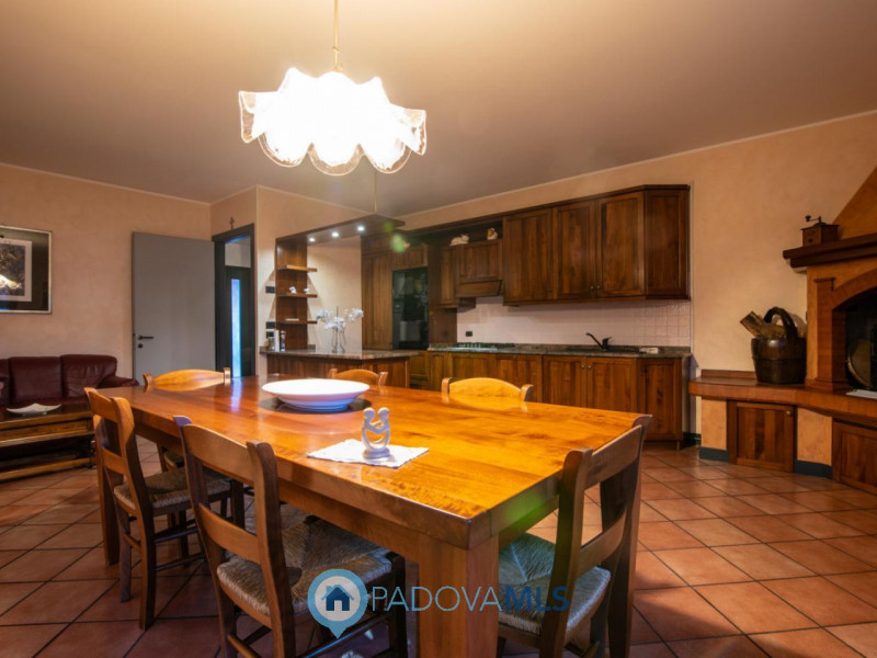 Immobile in esclusiva al Gruppo Padova MLS
In tranquillo quartiere residenziale, villa singola di...