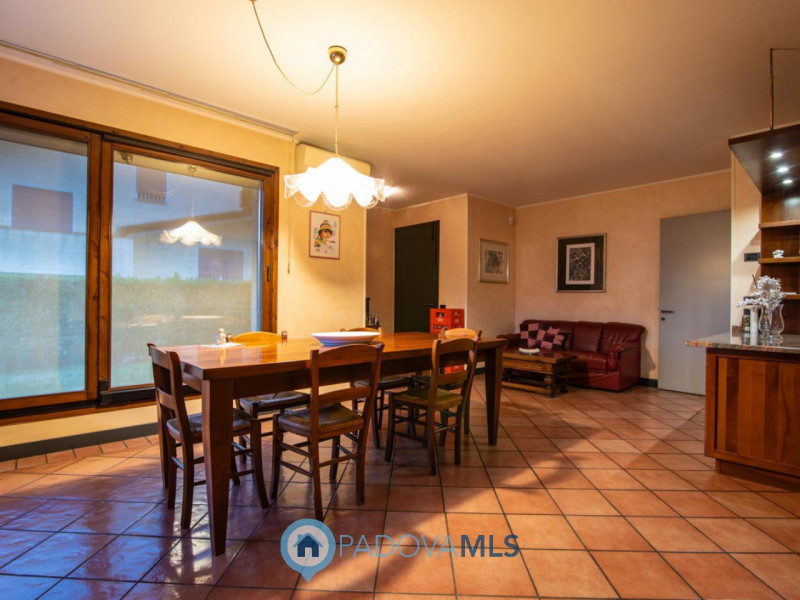 Immobile in esclusiva al Gruppo Padova MLS
In tranquillo quartiere residenziale, villa singola di...