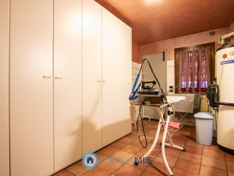 Immobile in esclusiva al Gruppo Padova MLS
In tranquillo quartiere residenziale, villa singola di...