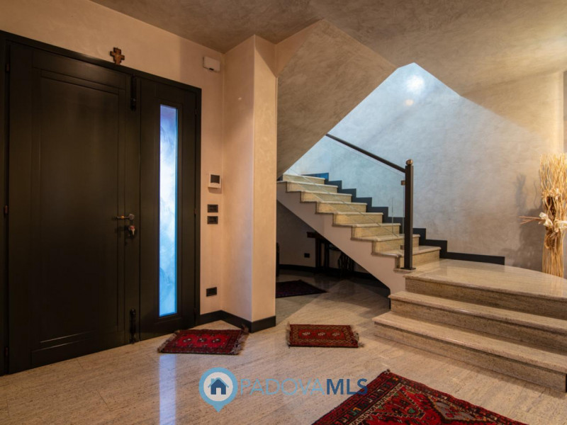 Immobile in esclusiva al Gruppo Padova MLS
In tranquillo quartiere residenziale, villa singola di...