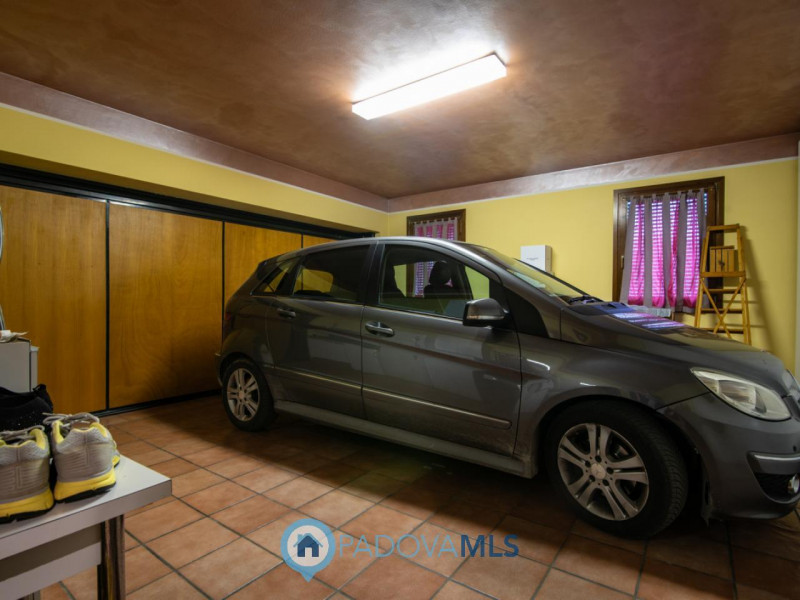 Immobile in esclusiva al Gruppo Padova MLS
In tranquillo quartiere residenziale, villa singola di...