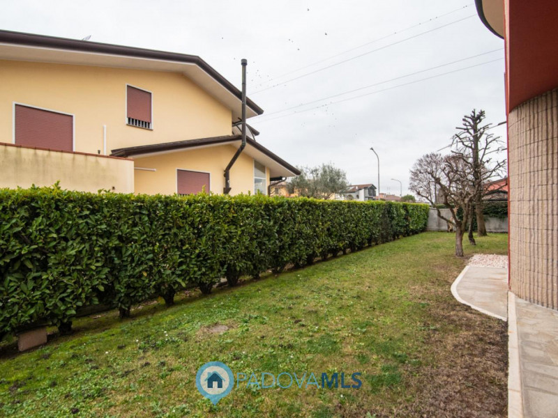 Immobile in esclusiva al Gruppo Padova MLS
In tranquillo quartiere residenziale, villa singola di...
