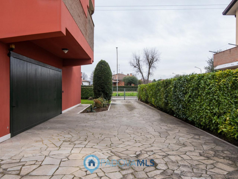 Immobile in esclusiva al Gruppo Padova MLS
In tranquillo quartiere residenziale, villa singola di...