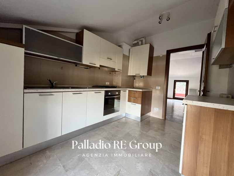 In un bel complesso residenziale situato nel tranquillo quartiere di Sant'Agostino Nogarazza, pro...