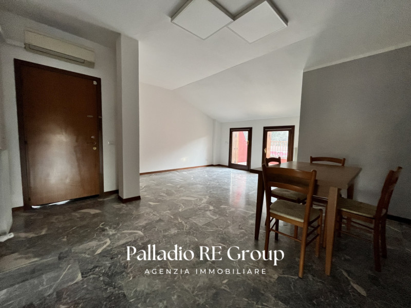 In un bel complesso residenziale situato nel tranquillo quartiere di Sant'Agostino Nogarazza, pro...