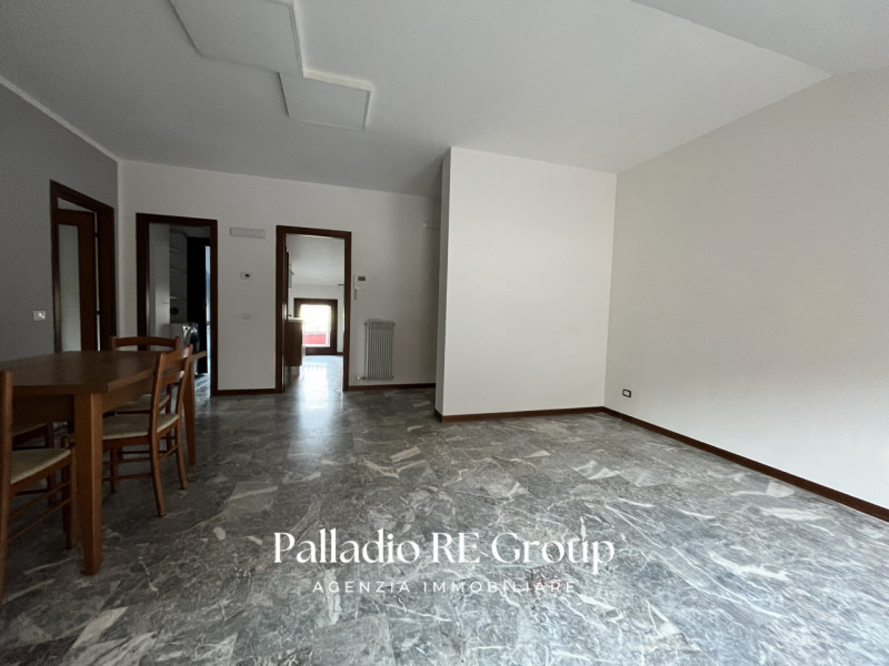 In un bel complesso residenziale situato nel tranquillo quartiere di Sant'Agostino Nogarazza, pro...