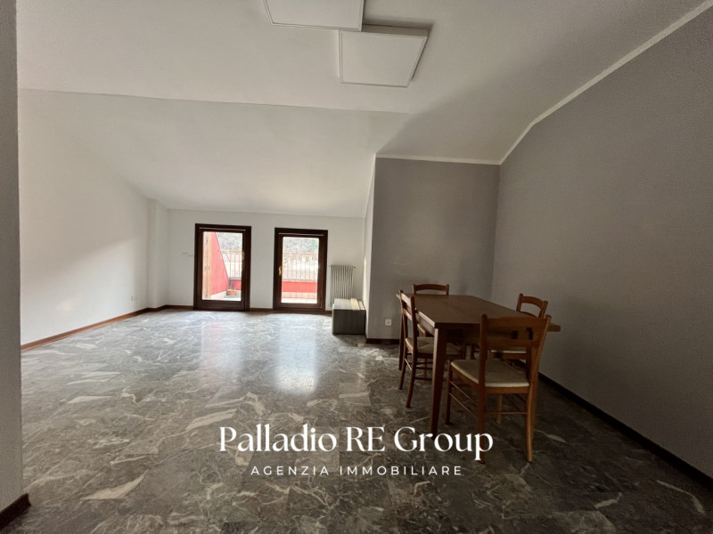 In un bel complesso residenziale situato nel tranquillo quartiere di Sant'Agostino Nogarazza, pro...